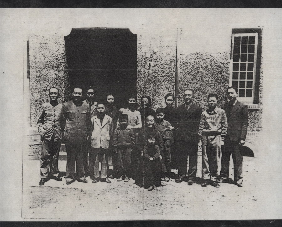 1946年底汪世铭在上海甜爱里24号与家人合影之一.JPG